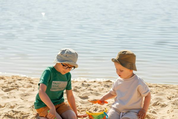cappellini per difendersi dal sole in spiaggia