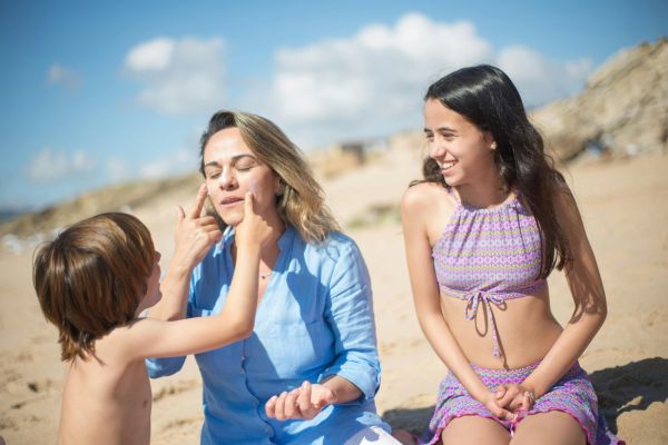 crema solare in spiaggia per proteggersi dal sole