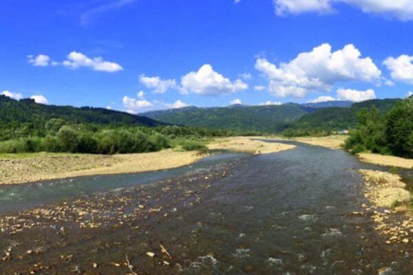 trekking lungo il letto del fiume marecchia